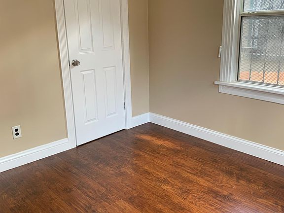 bedroom approximate size 11X10 has closet