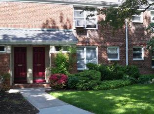 35 Edwards St APT 2B, Roslyn Heights, NY 11577
