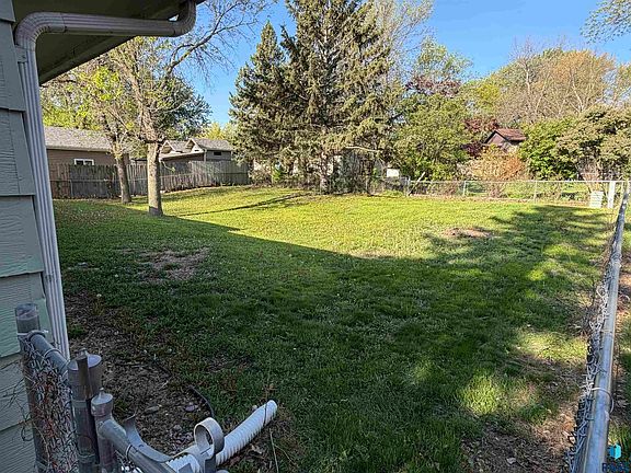 2nd image of 913 S Gordon Dr