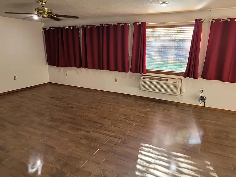 1004 Oakwood Dr — Photo 5