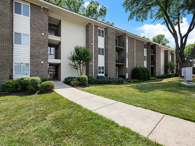 Tysons Glen Apartments and Townhomes — Photo 10