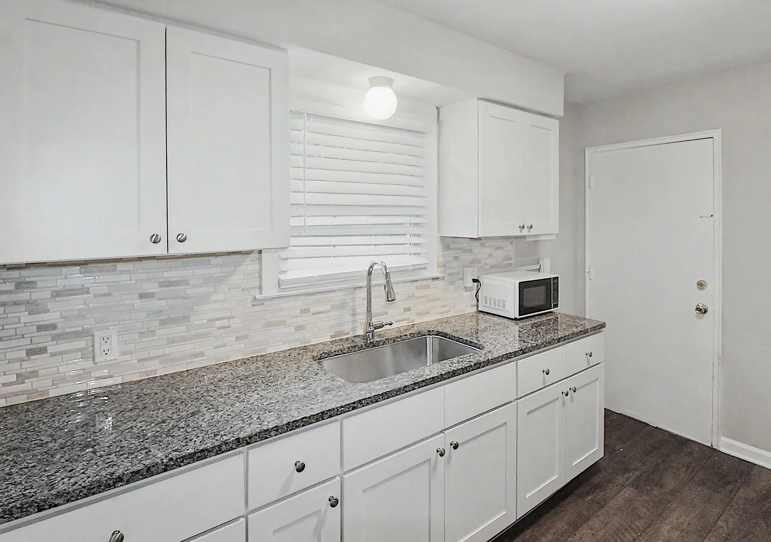 Charming Top-Floor 2-Bedroom Condo in Selwyn Village! — Photo 4