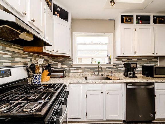 3rd image of 1323 Wolcott Ave