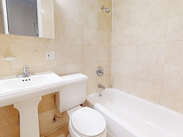214 E 25th St #5RE — Photo 6