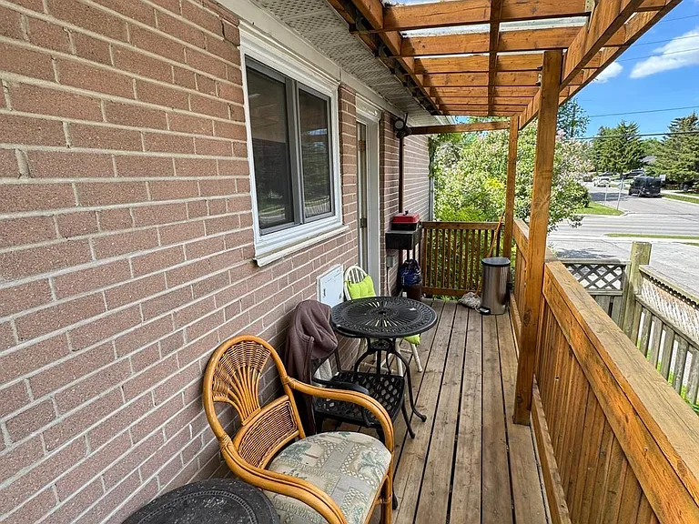 93 Aurora Heights Dr — Photo 11