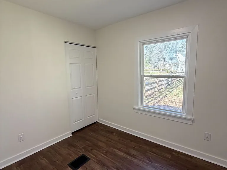 236 Lakeview Dr — Photo 10