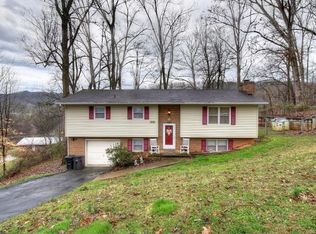 110 Independence Ln, Elizabethton, TN 37643