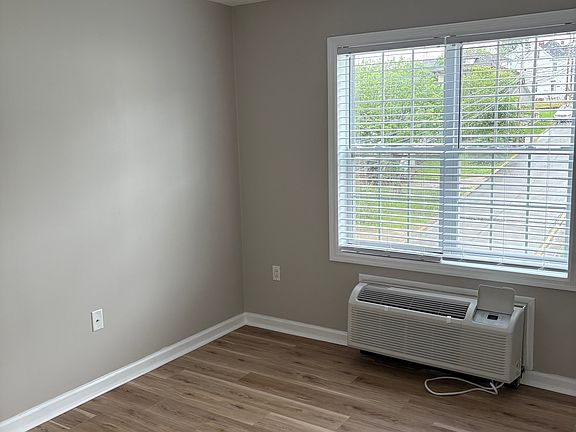 4th image of 701 Richwood Ave #404