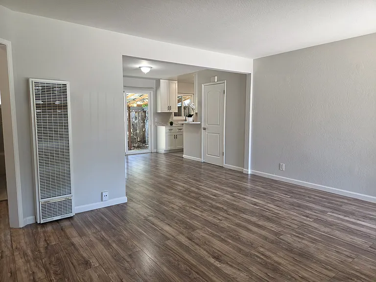 514 Piazza Dr — Photo 2