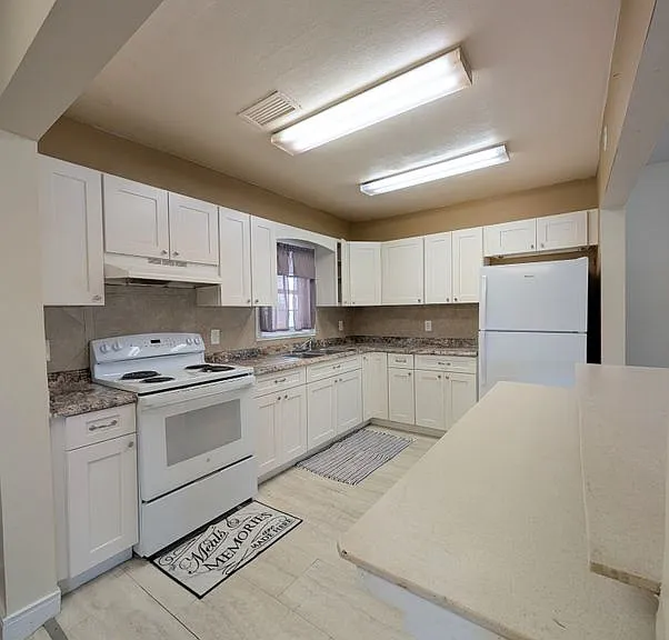1200 W Kaley Ave — Photo 3