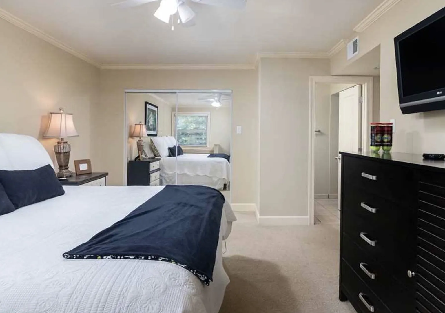 Great 3 bed 2 bath condo in Turnberry Condos — Photo 3