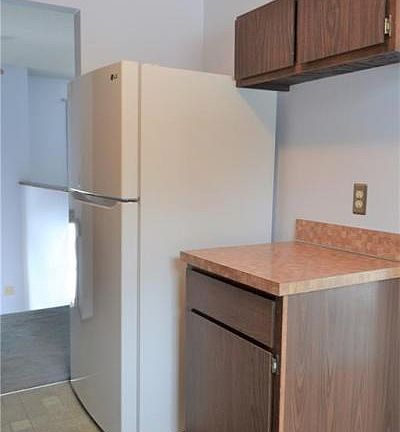 5th image of 995 Montclair Dr