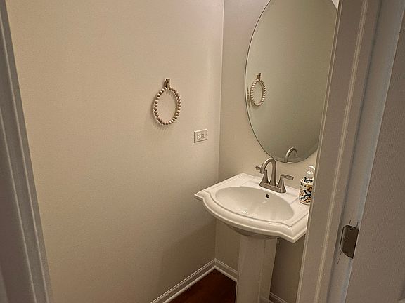 4th image of 560 Lancaster Dr #560