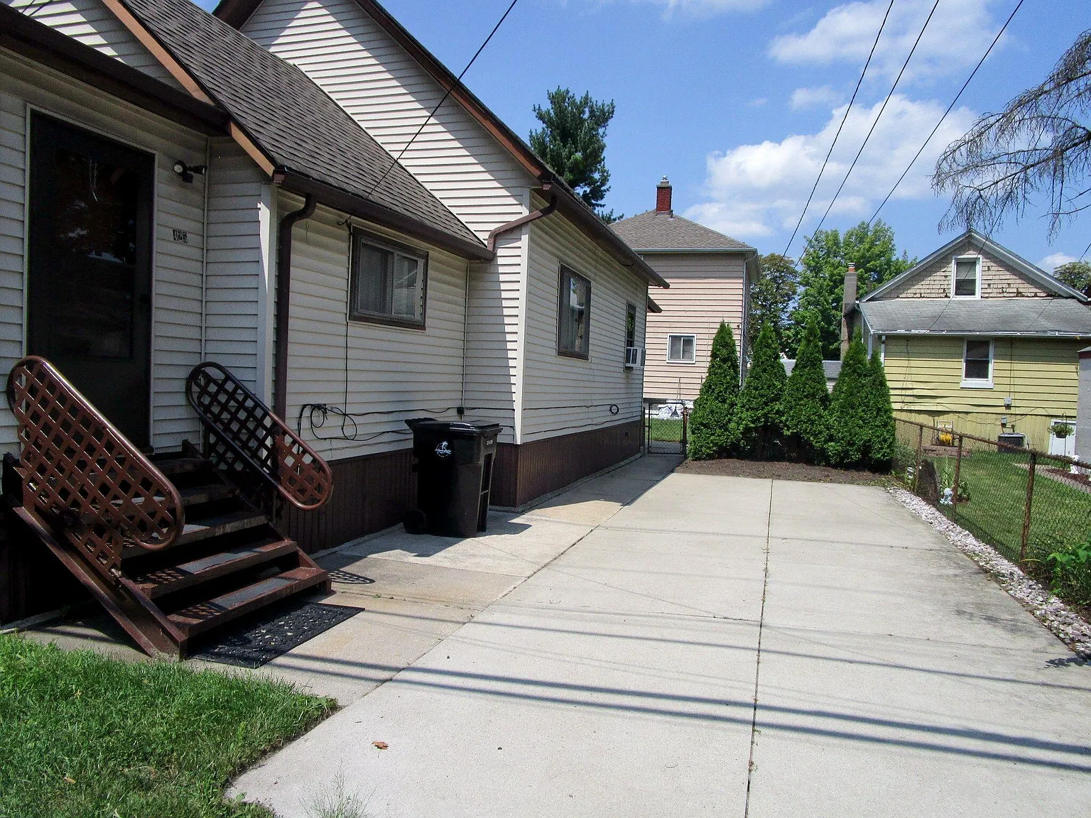 2 bed, 1.0 bath, 774 sqft, $1,000 — Photo 2