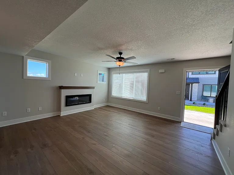 601 NE Hart Ln #1 — Photo 4
