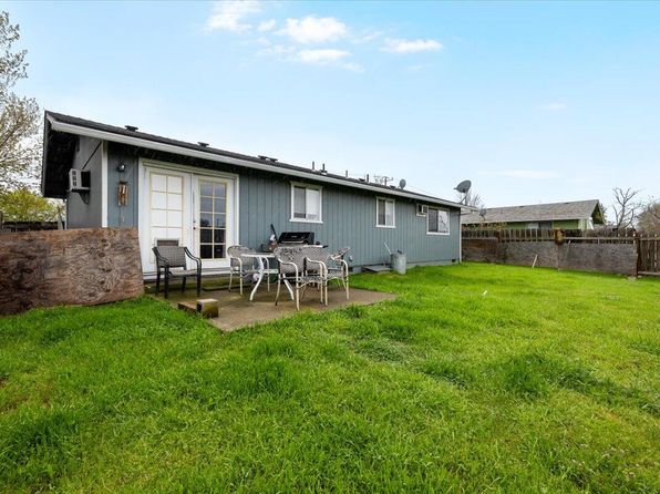 8279 Division Rd, White City, OR 97503