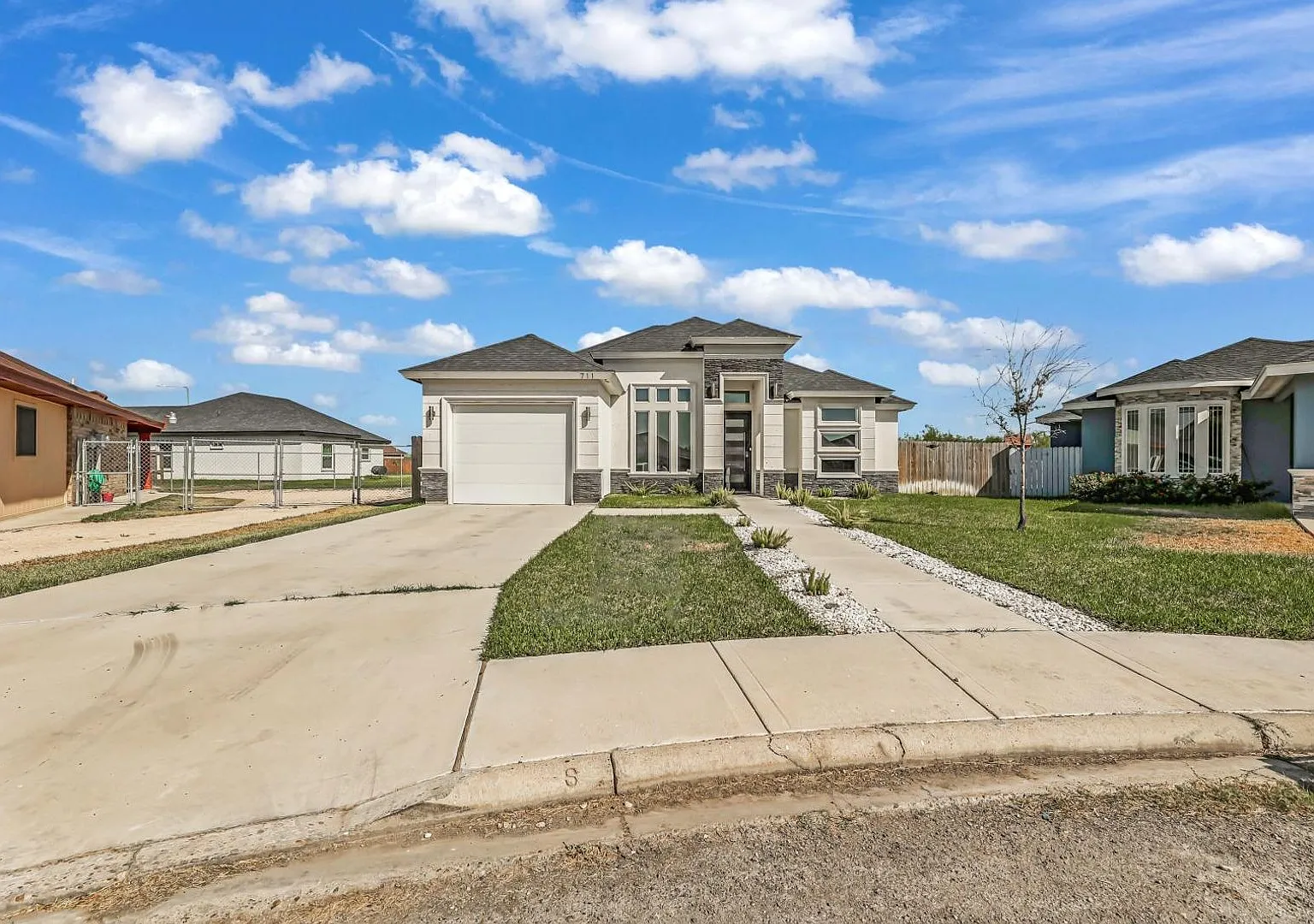 Spacious 3 Bedroom Home In Hidalgo! — Photo 2
