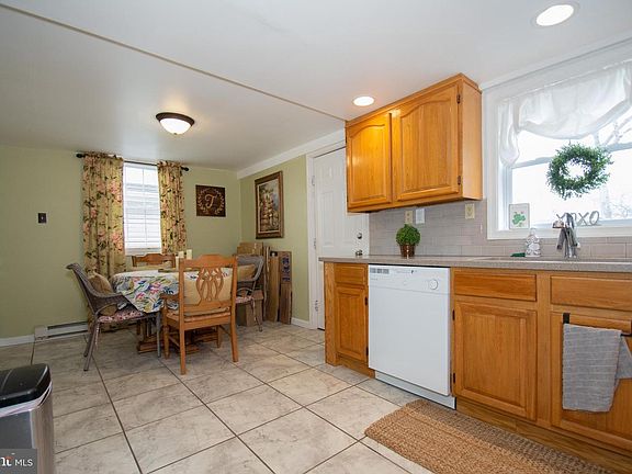 5th image of 443 Hodgson St