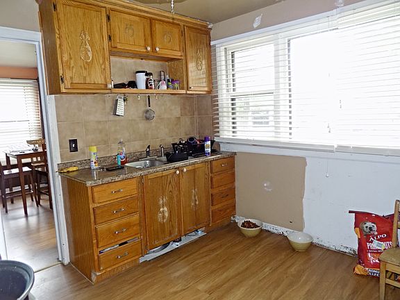5th image of 230 Frederick Ave
