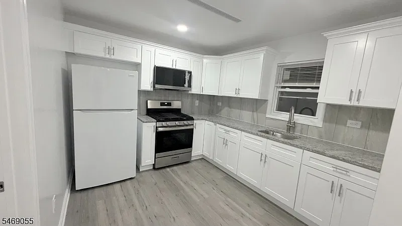 2 bed, 1.0 bath, $2,450 — Photo 3