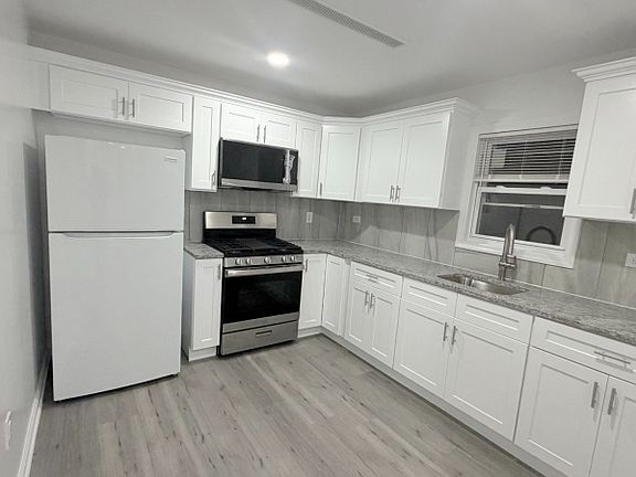 3rd image of 150 Jefferson St #2