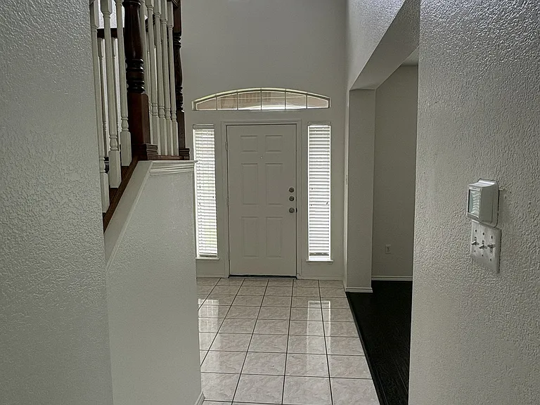 1415 Vanderbilt Ln — Photo 4