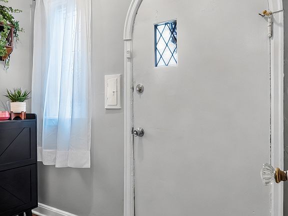 5th image of 924 S Myrtle Ave