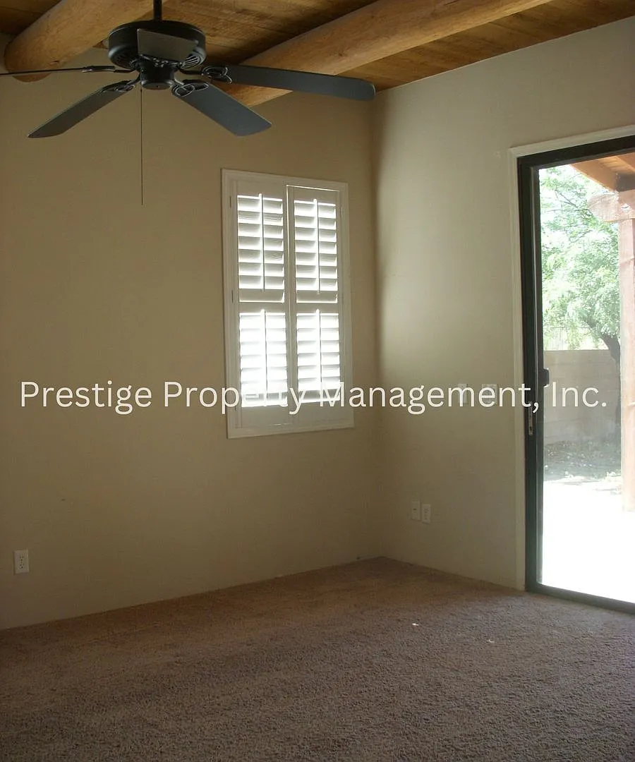 Building Photo - 301 E Desert Haven Pl
