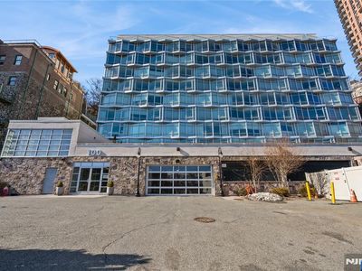 100 Thompson Ln APT 8D, Edgewater, NJ, 07020