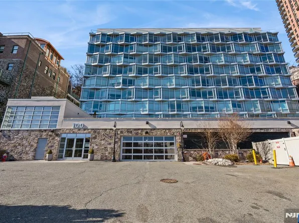 100 Thompson Ln APT 8D, Edgewater, NJ 07020