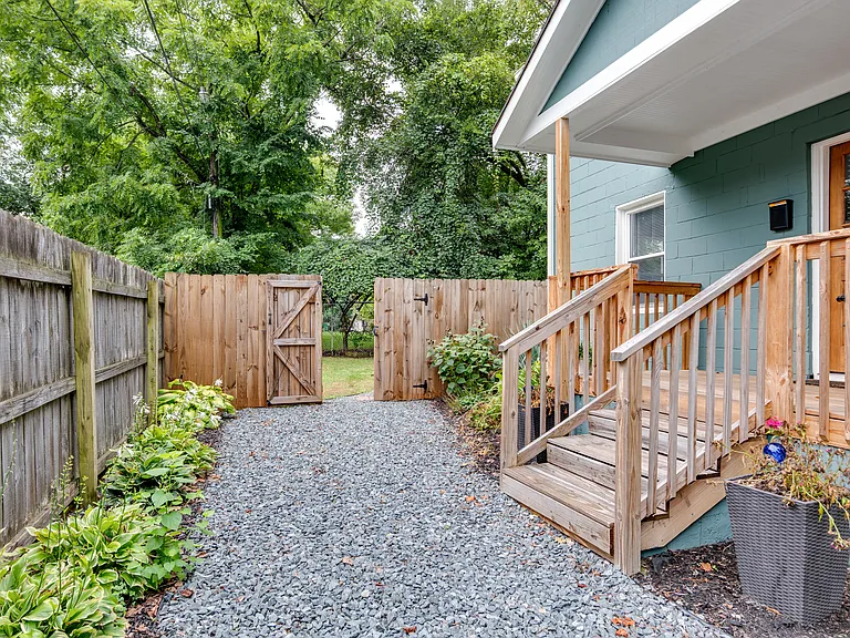 1032 Charles Ave — Photo 2