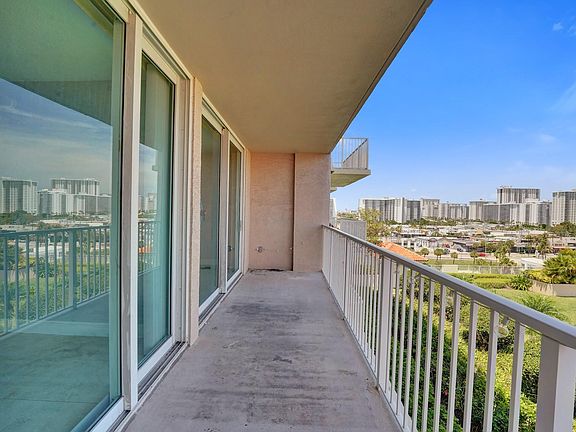 4th image of 3020 NE 32nd Avenue #807