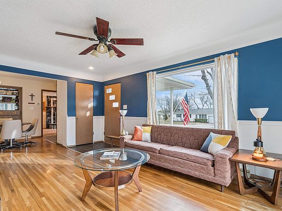 4th image of 3811 Hillside Dr