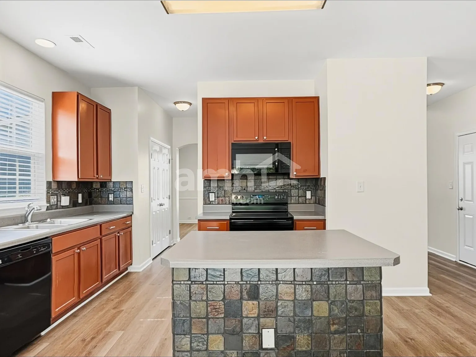 3 bed, 2.5 bath, 1954 sqft, $2,180 — Photo 3