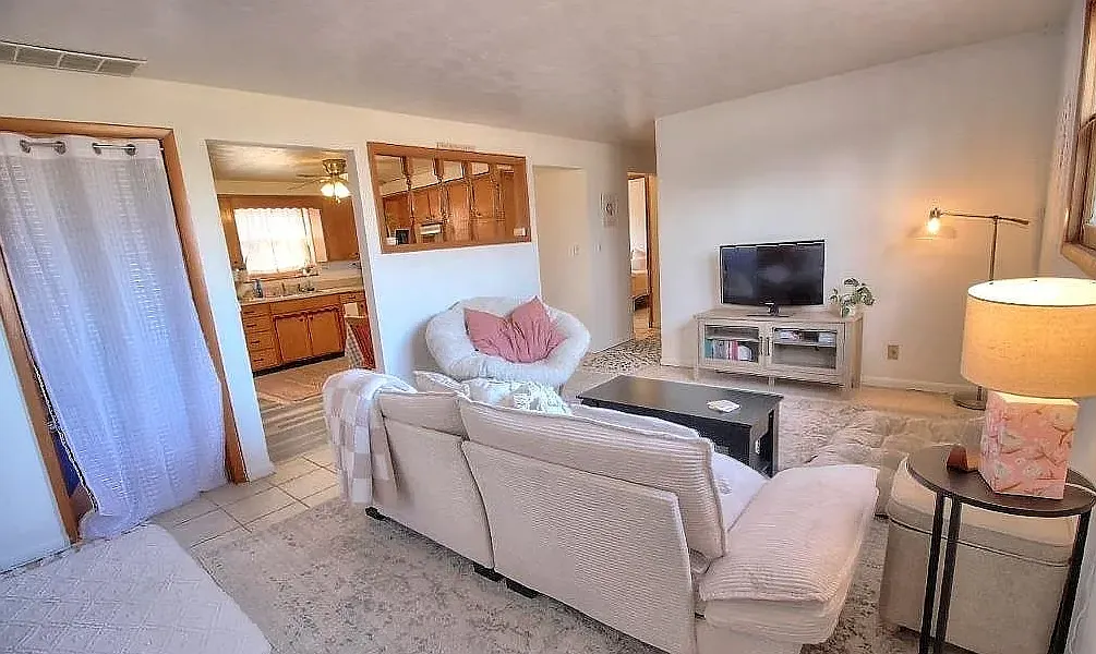 2 bed, 975 sqft, $1,200 — Photo 1