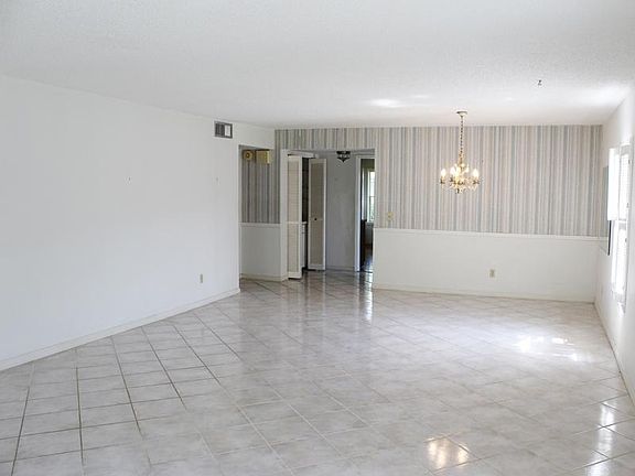 4th image of 133 W Park Shores Cir