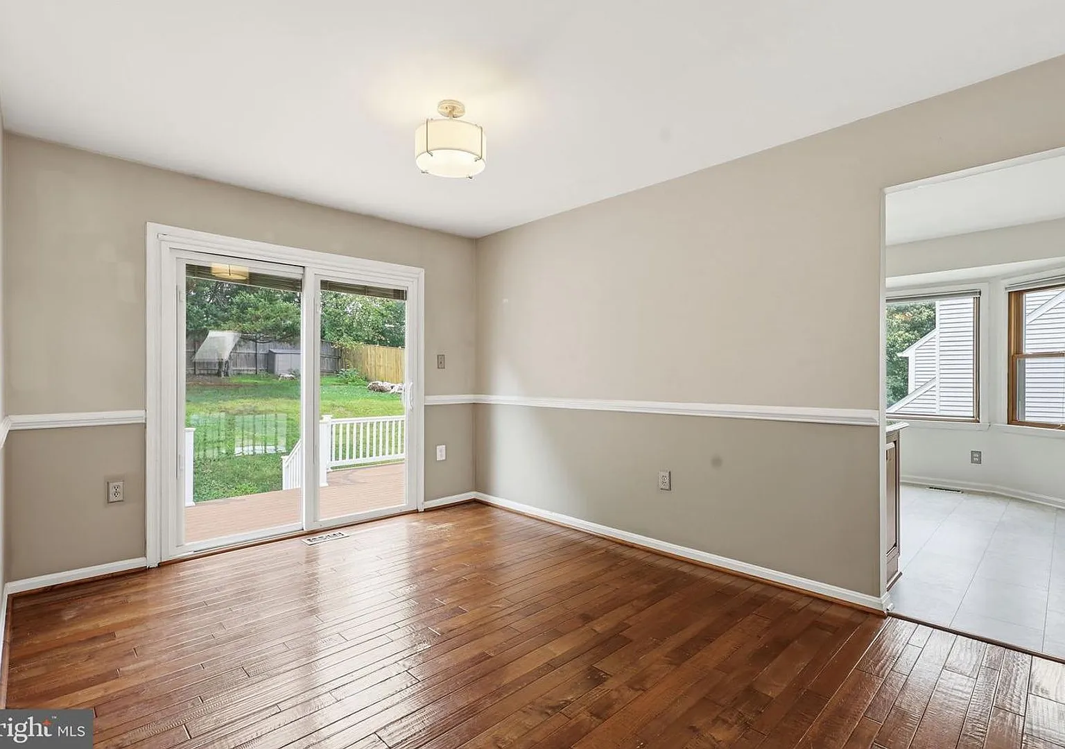 Welcome to 7690 Green Garland! Nestled in the desirable Afton Glen community of Springfield, this... — Photo 4