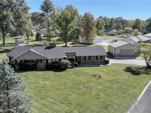 303 Cummings Dr, Gower, MO 64454