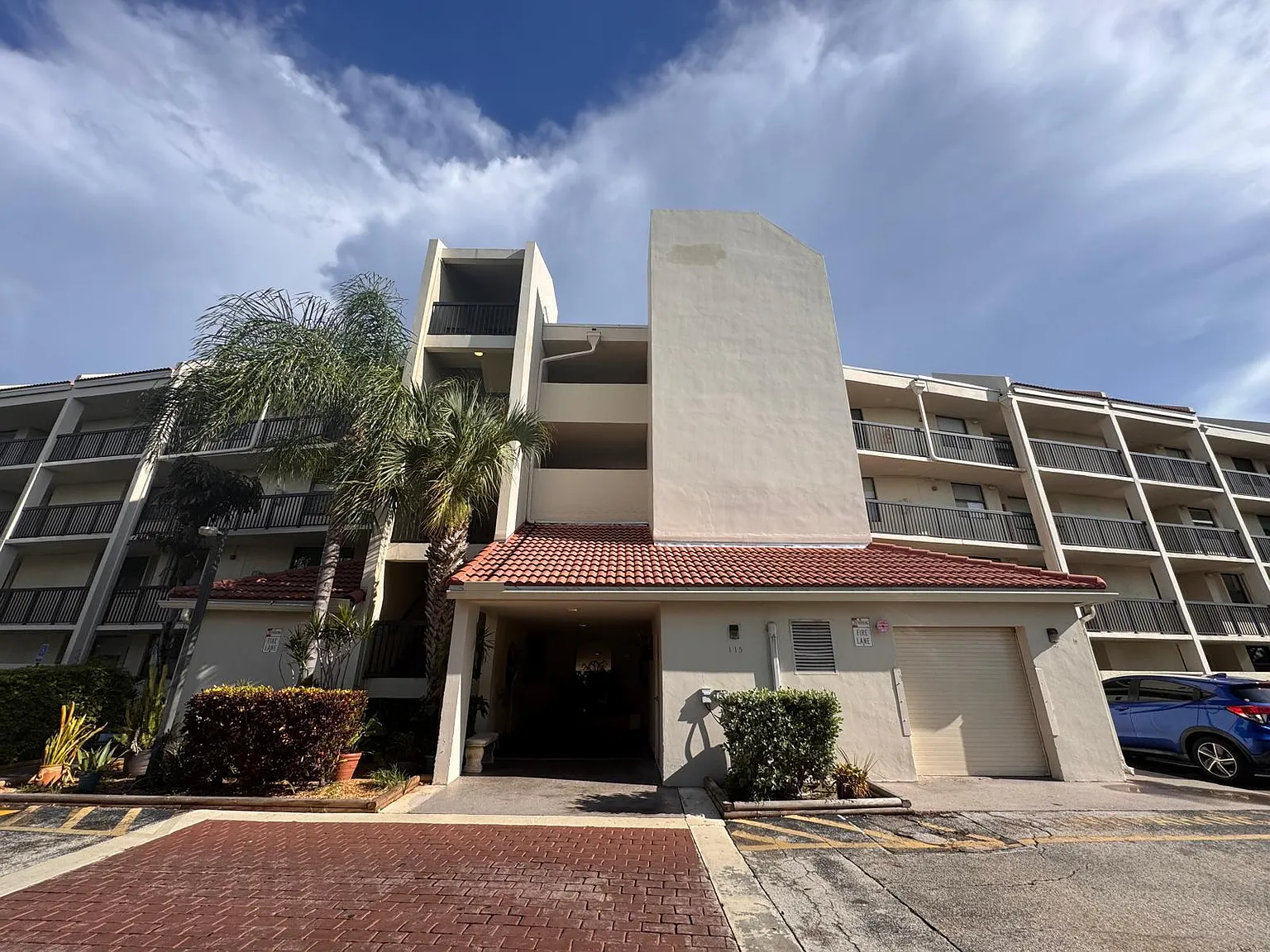 2 bed, 2.0 bath, 920 sqft, $2,000 — Photo 2