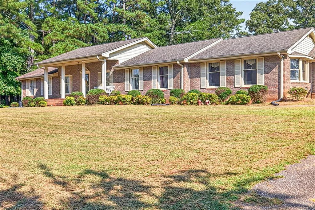 4 bed, 3.5 bath, 6090 sqft, $3,200 — Photo 4