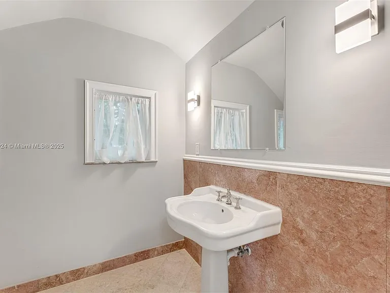 11 E Rivo Alto Dr — Photo 23