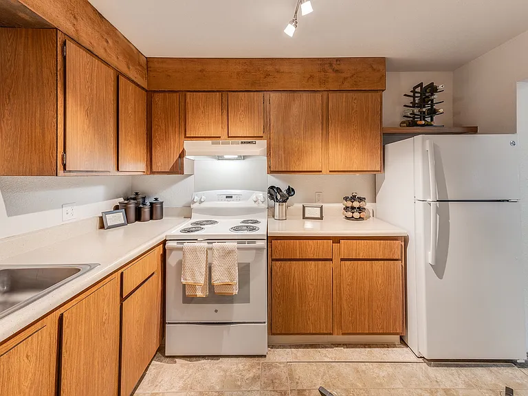 Willow Creek Apartments — Photo 8