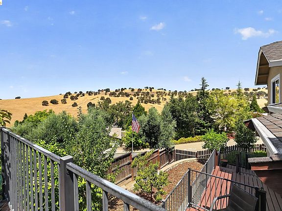 2nd image of 231 Sutter View Ct