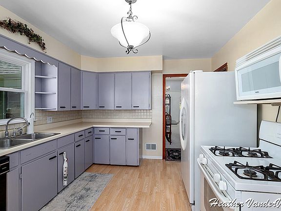 3rd image of 551 Eastern Ave NE