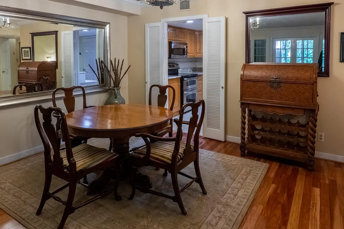 Photo 2 of 17 - 1099 22nd St NW #302 - Washington, DC Building Photo - 1099 22nd St NW #302