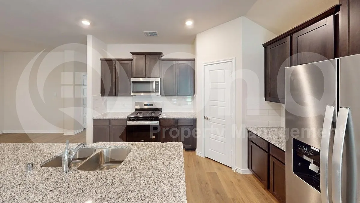 4 bed, 3.0 bath, 2060 sqft, $2,150 — Photo 4