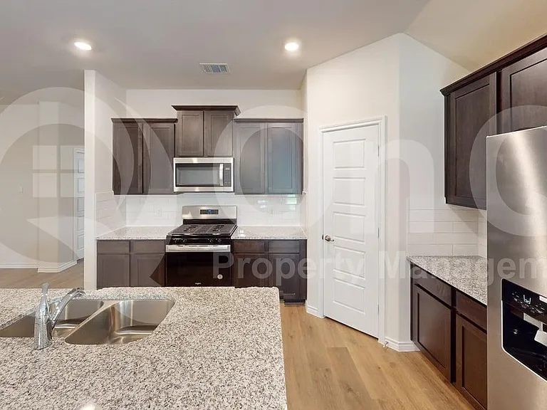 3920 Glastonbury Rd — Photo 4