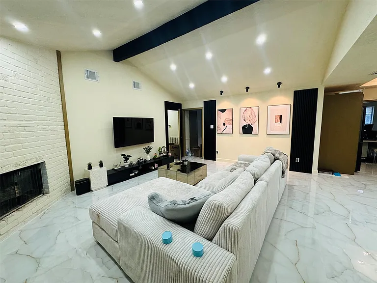 23230 Canyon Lake Dr — Photo 2