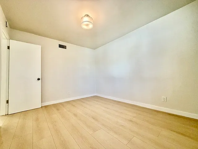 23130 Hartland St — Photo 18