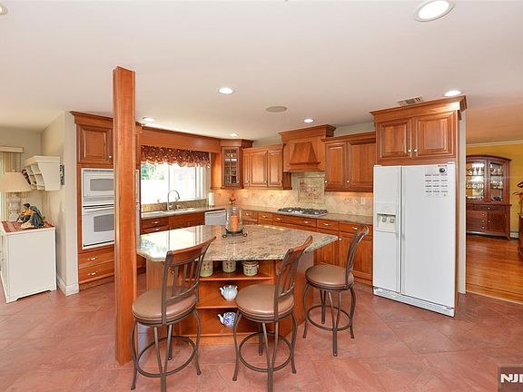4th image of 513 Boulevard